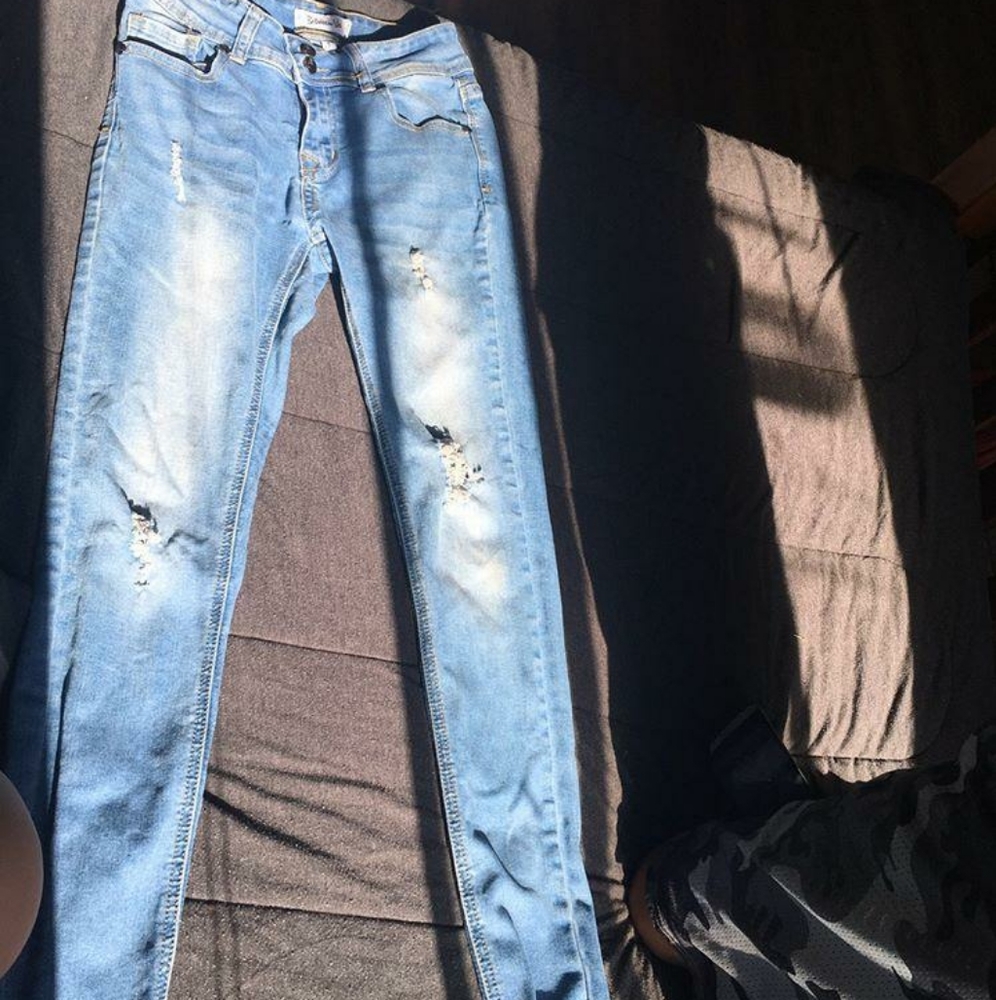 Two-button rip cuff skinny jeans